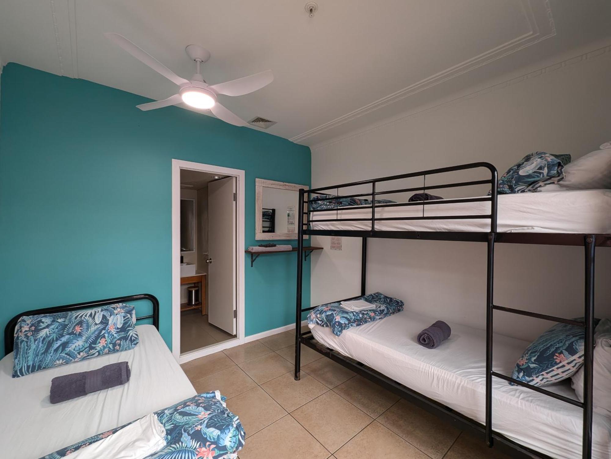 بيت شباب Ozzie Pozzie Backpackers ميناء ماكواري المظهر الخارجي الصورة